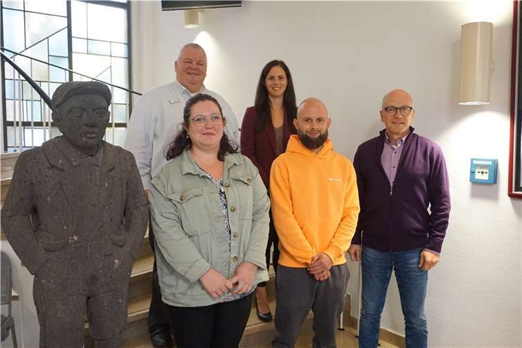 (v.l.) Personalratsvorsitzender Wolfgang Goeken, Angelina Badak, Büroleiterin Jasmin Alter, Sascha Lepges und Oberbürgermeister Dirk Meid. Foto: Jacqueline Blang/ Stadt Mayen