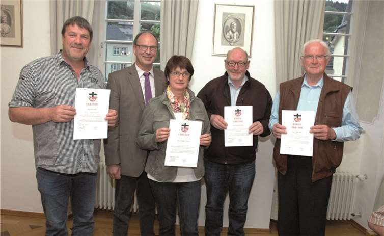 (v.l.) Peter Geyer, Stadtbürgermeister Arnold Hoffmann, Hildegard Körtgen, Hans Peter Geyer, Alfons Bülte.UM