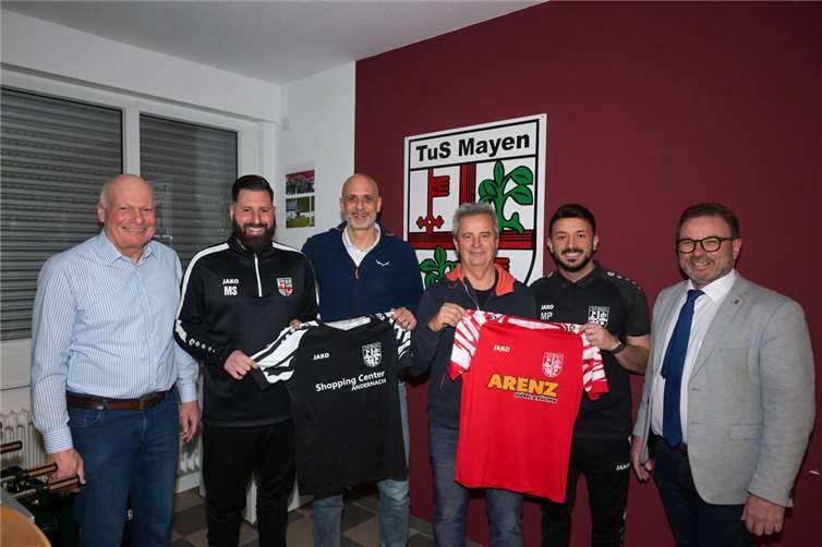 Tus Mayen gewinnt Niko Foroutan als neuen sportlichen Leiter  (v.l.) Peter Leonard, Marc Steil, Niko Foroutan, Walter Retterath, Mirco Panzetta und Wolfgang Treis. Foto:Peter Seydel