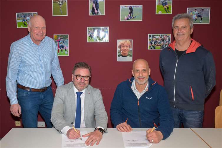 Tus Mayen gewinnt Niko Foroutan als neuen sportlichen Leiter  (v.l.) Peter Leonard, Wolfgang Treis, Niko Foroutan und Walter Retterath.  Foto: Peter Seydel