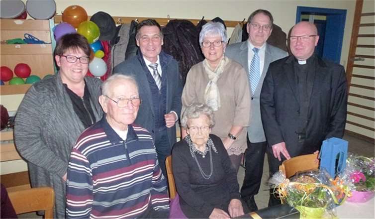 (v.l.) Peter Loch und Regina Sewenig, dahinter: Beate Hölzenbein, Josef Thönnes, Inge Kalmes, Paul Sewenig und Pater Dr. Pajewski. privat