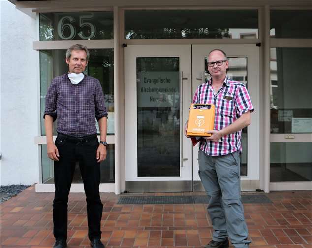 (v.l.) Pfarrer Tilmann Raithelhuber und Holger Mies (RW Horhausen). Foto: privat