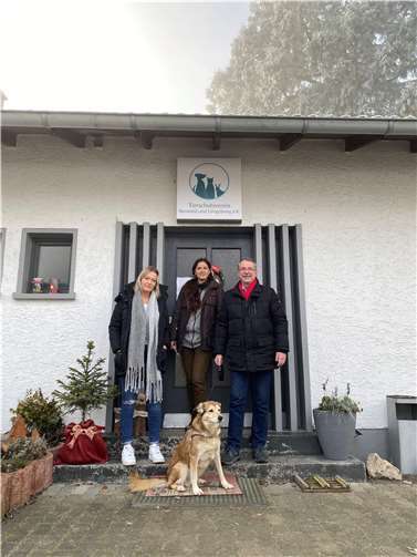 v.l.: Pflegedienstleiterin Nicole Bergerforth, Tierheimleitung Sabrina Steger, Einrichtungsleiter Sven Lefkowitz und Hund Astra.Foto: privat