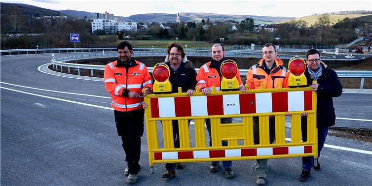 (v.l.) Polier Herbert Zischke, Jens Heckenbach vom Bauamt der Kreisstadt, Bauleiter Martin Hoffmann von der bauausführenden Firma , Nico Gleich von der örtlichen Bauüberwachung sowie Markus Thieltges von der Oberbauleitung entfernen gemeinsam symbolisch die Sperrbake.
