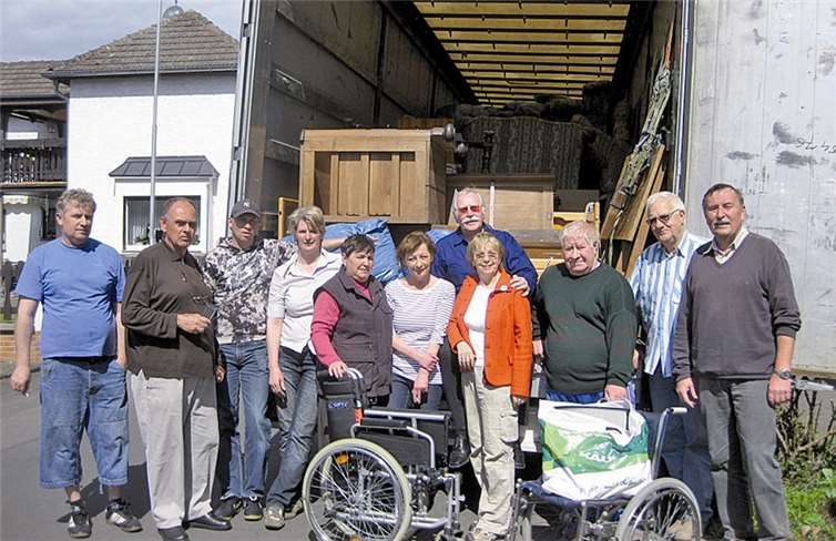 v.l. Pop Gheorghe LKW Fahrer, Friedhelm Haas, Guido Hoppe, Jutta Bartels, Maria Breininger, Doris Stöter, Hermann Leuning, Maria Gleißner, Andreas Breininger, Werner Gleißner und Hartmut Benthin Privat