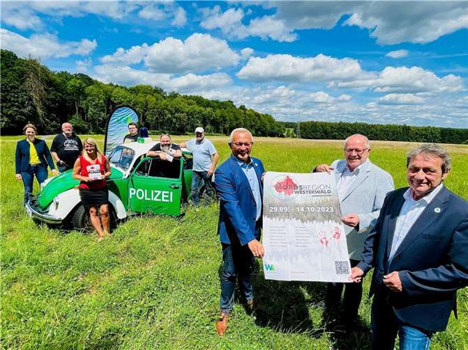 (v.l.) Präsentieren gemeinsam das Programm für das Westerwälder Krimifestival im Herbst 2023: Jennifer Siebert (Leiterin Regionalentwicklung Kreisverwaltung Altenkirchen), Heribert Wolf (Verein Wäller Rumkugel e.V.), Sandra Köster (Vorständin Wir Westerwälder), Mika Krämer (Agentur Naminex), Micha Krämer (Krimibuchautor), Ingo Molly (Verein Wäller Rumkugel e.V.), Achim Hallerbach (Landrat Kreis Neuwied), Dr. Peter Enders (Landrat Kreis Altenkirchen) und Achim Schwickert (Landrat Westerwaldkreis).  Foto: Thorsten Stahl