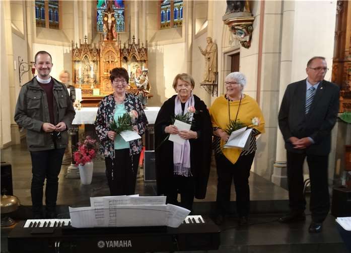 (v.l.) Präses Pastor Carsten Scher, Ingrid Dicker, Hannelore Schmidt, Brigitte Brohl, Leo Freudenberg. Foto: privat