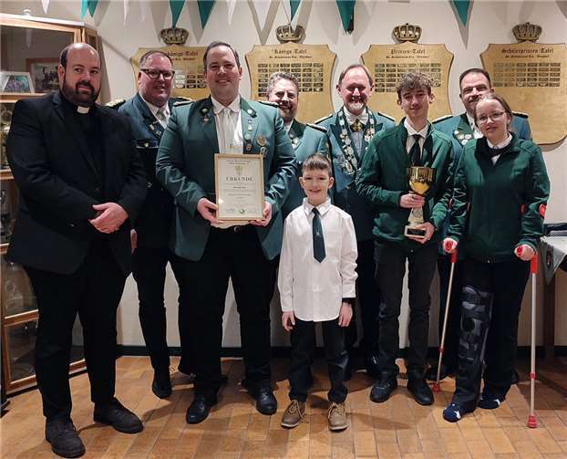 (v.l.) Präses Pfarrer Maxeiner, stellv. Diözesanjungschützenmeister Daniel Ball, Brudermeister Hendrik Beer, Jungschützenmeister Christian Klein, Sebastianusprinz Joshua Seelig, Kaiser und Jubilar Ulrich Dold, Jugendsprecher Luis Granderath, stellv. Brudermeister Marco Klee und Jubilarin Clara Klein.  Fotos: Helga Klein