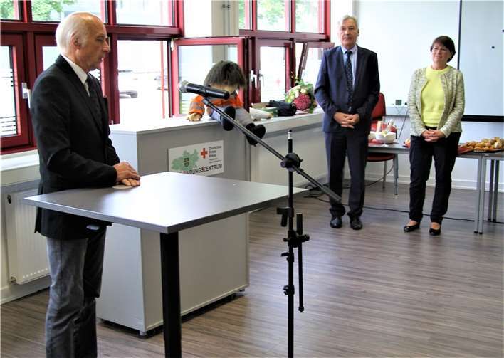 Marlies Blümling in den verdienten Ruhestand verabschiedet (v.l.) Präsident Bernhard Mauel, Geschäftsführer Bernhard Schneider, Marlies Blümling. Foto: Lothar Spitzley