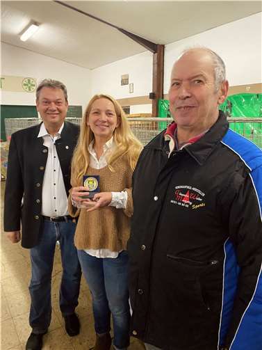 (v.l.) Präsidenten des ZDRK (Dachorganisation der Rasse-Kaninchenzüchter in Deutschland ) Bernd Graf, Beigeordnete der Stadt Mayen Natascha Lentes, Vorsitzender des Landesverbandes der Rasse-Kaninchenzüchter Rheinland-Nassau e.V. Jürgen Bartz. Foto: Thomas Schroeder