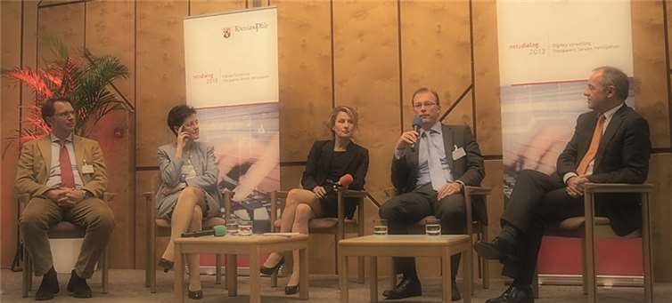 (v.l.) Prof.Dr. Bernd W. Wirtz (Dt. Uni für Verwaltungswissenschaften), Speyer; Beate Lohmann, (Abteilungsleiterin Bundesministerium des Innern), Heike Raab (Staatssekretärin Ministerium des Innern, für Sport und Infrastruktur), Jörg Lempertz (Bürgermeister Verbandsgemeinde Mendig), Klaus Jensen (Oberbürgermeister Stadt Trier).  Privat