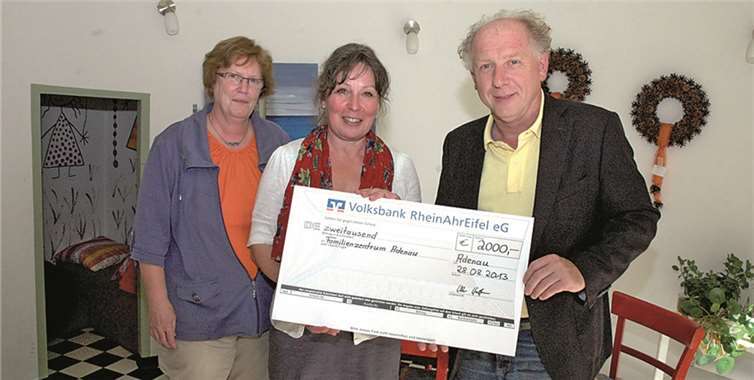(v.l.) Projektmitarbeiterin Sieglinde Buer, Vorstand Maria Bleiholder,Präsident RC-Adenau-Nürburgring, Dr. Udo Hoffmann. UM