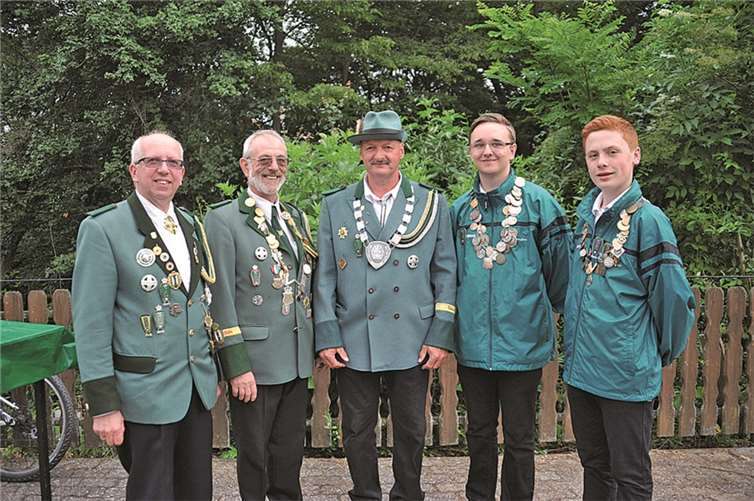 v.l. Rainer Mosen 2. Brudermeister, Hubert Arzdorf Scheibenkönig, neuer Schützenkönig Michael Dickob, Carsten Schäfer Jungschützenprinz und Jonas Reuter Schülerprinz