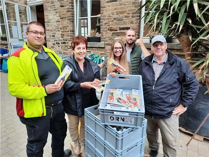 Flutweinspenden sorgen für Weinlese 2021 im Ahrtal (v.l.) Rainer Stens, Ingrid Näkel-Surges, Linda Trarbach, Jan Winkler(hinten), Lars Becker (rechts). Fotos: Das Reparatur Netzwerk, JW
