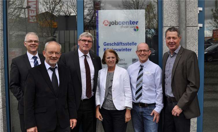 (v.l.) Ralf Holtkötter (Geschäftsführer des Jobcenters Rhein-Sieg), Hermann Allroggen (Sozialdezernent des Rhein-Sieg-Kreises), Landrat Sebastian Schuster, Marita Schmickler-Herriger (Vorsitzende der Geschäftsführung der Agentur für Arbeit Bonn/Rhein-Sieg), Ditmar Dölger (Geschäftsstellenleiter des Jobcenters Rhein-Sieg in Königswinter) und Peter Wirtz (Bürgermeister von Königswinter). Agentur für Arbeit Bonn/Rhein-Sieg