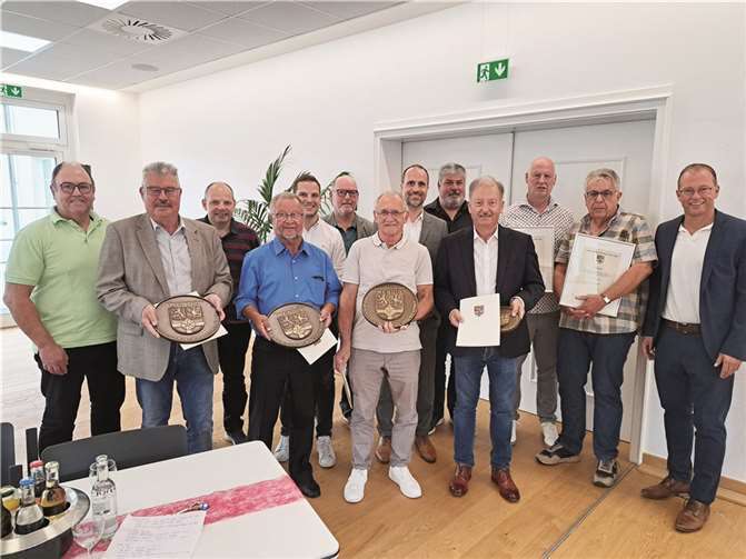 (v.l.) Ralf Kraut , Hans Peter Ammel, Stefan Zepp, Bernd Merkler, Lukas Ellerich, Andreas Doll, Ernst Einig, Staatsminister Clemens Hoch, MdL, Achim Grün, Gerhard Bermel, Frank Post, Friedel Arndt und Jörg Lempertz.  Fotos: FRE