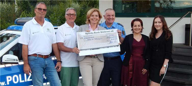 v.l.: Ralf Pörtner, Jürgen Grünwald, Julia Klöckner Hans-Joachim Eggert, Annika Kurz und Marie-Sophie Nix (für Gewinnsparverein der Sparda Bank Südwest e.V./ Filiale Montabaur).privat