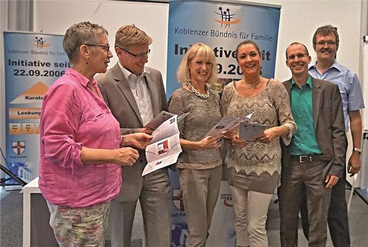 (v.l.) Ramona Mika-Lorenz, Gemeinschaftsklinikum Mittelrhein - Kemperhof; Edgar Tomjlanowic, Landesamt für Steuern; Bürgermeisterin Marie-Theres Hammes-Rosenstein; Minka Bojara, Koblenzer Bündnis für Familie; Torben Kreuels, BOMAG; Bernhard Dostert, Koblenzer Bündnis für Familie.Privat