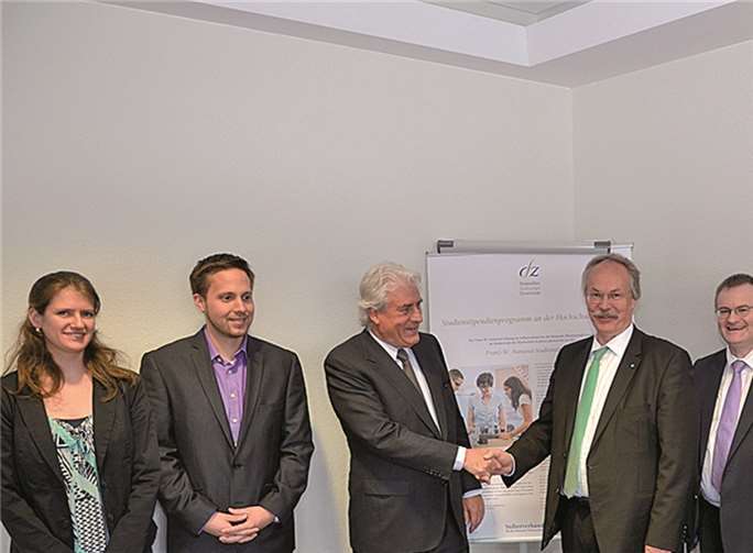 v.l. Rebecca Mühe (Stipendiatin), Johannes Jehn (Stipendiat), Ehrensenator Franz-Walter Aumund, Hochschulpräsident Prof. Dr. Kristian Bosselmann-Cyran, Prof. Dr.-Ing. Detlev Borstell, Vizepräsident für Forschung Prof. Dr. Dietmar Holz, Dekan des Fachbereichs Ingenieurwesen Prof. Dr. Robert Pandorf.privat