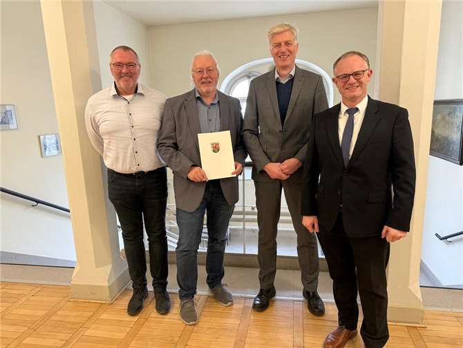 v.l.: Referent für das Schiedsamtswesen Bernd Rau, Schiedsmann Michael Leibauer, Direktor des Amtsgerichts Ingo Steinhausen und Oberbürgermeister Jan Einig.  Foto: Bernd Rau