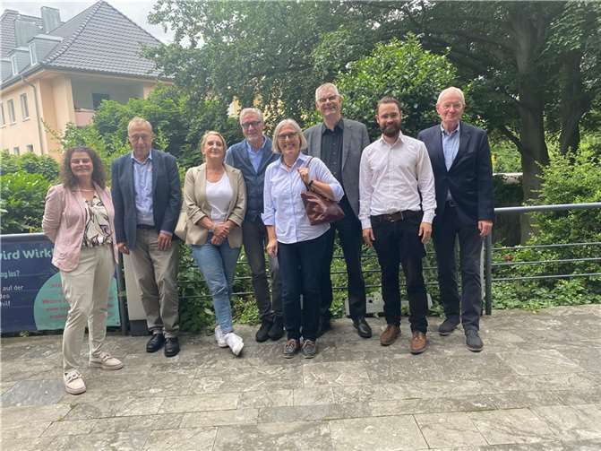 (v.l.) Renate Becker-Steinhauer (Vors. der Bewertungskommission), Peter Hasselbach (Projektteam Niederdrees), Carla Warnecke (Projektteam Niederdrees), Holger Klöß (Ortsvorsteher Niederdrees); Jutta Hasselbach (Leiterin Projektteam Niederdrees), Ludger Banken (Bürgermeister Stadt Rheinbach), Jan Peter Stiller (Projektteam Niederdrees), Wilhelm Brendecke (Projektteam Niederdrees) - Hartmut Neumann und Janine Wischek vom Projektteam sind nicht auf dem Foto.  Fotos: privat