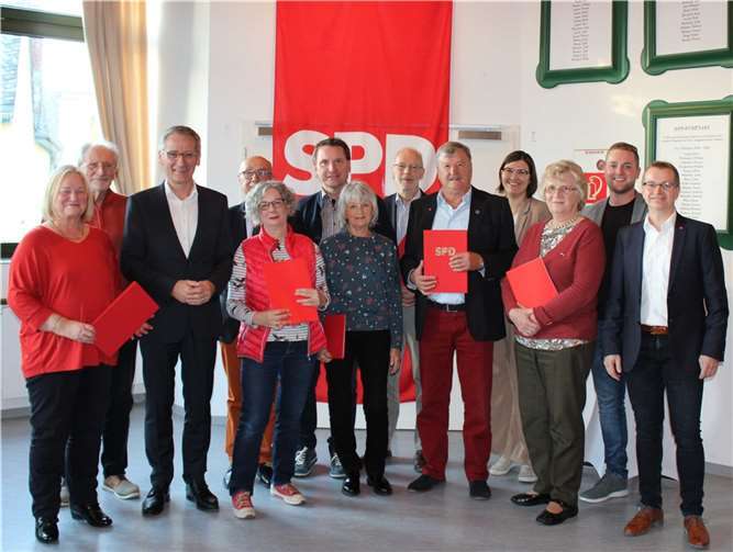 v.l.: Renate Pepper (OV Dattenberg; 50 Jahre), Wolfgang Diegmann (OV Linz; 30 Jahre), Hendrik Hering, Erwin Siegmund (OV Ohlenberg; 50 Jahre), Andrea Sünning- Löhr (OV Kasbach; 40 Jahre), Torsten Müller (OV Ockenfels; 25 Jahre), Angelika Blümel (OV Dattenberg; 50 Jahre), Stefan Wester (OV Leubsdorf; 50 Jahre), Heinz Günter Heck (OV Bad Hönningen; 50 Jahre), Marie-Christin Schlüter, Annemie Hömig (OV Leubsdorf; 25 Jahre), Martin Diedenhofen, Patrick Jungbluth  Foto: SPD Leubsdorf