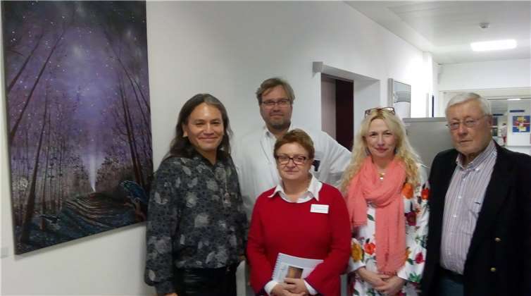 (v.l): Renato Sánchez Ríos mit Chefarzt Dr. Walter Richter, Oberin Therese Schneider, Sharon Olver und Kunstkritiker Peter Zwirner bei seiner Ausstellungseröffnung.privat