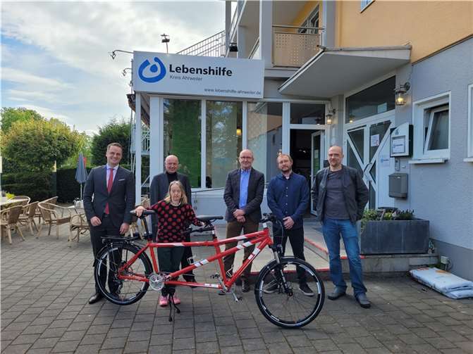 (v.l.): René Schell (Filialleitung Kreissparkasse Ahrweiler), Ulrich van Bebber (Vorstand Lebenshilfe Ahrweiler e.V.), Birgit Lindlahr (Bewohnerin Düsseldorfer Hof), Gerd Jung (Vorstand Stiftung Lebenshilfe), Michael Müller (Bereichsleitung Wohnen Lebenshilfe), Milan Röhrig (Milans BikeShop, Sinzig).  Foto: privat