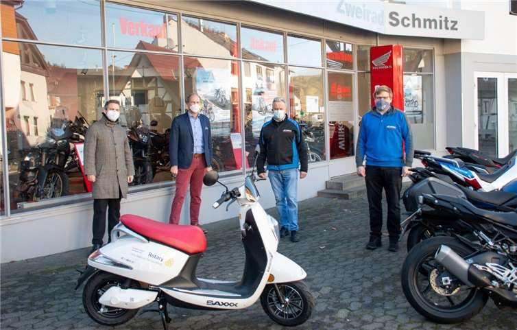 (v.l.) Richard Brauns (EKG Adenau), Stadtbürgermeister Arnold Hoffmann (Rotary Club Adenau-Nürburgring), Georg Schmitz und Peter Lehmann (Zweirad-Schmitz Adenau). Foto: privat