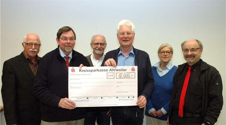 v.l. Richard Keuler, Vorsitzender Förderverein St. Josef Krankenhaus Adenau Bernd Schiffarth, Hans-Josef Roggendorf, Schatzmeister Klaus Dinges, Ulla Roggendorf und Bruderschaftsmeister Helmut KochUM