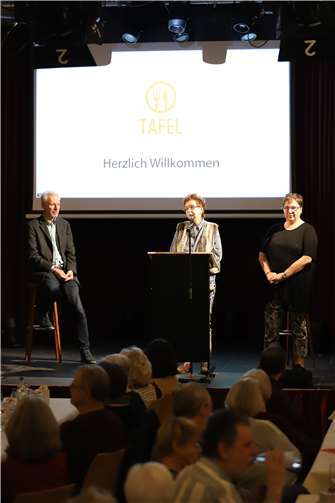 (v.l.) Richard Stahl, Sabine Altmeyer-Baumann und Mary Witsch beim Bühnengespräch in Lantershofen. Noch nicht zugeschaltet war Jochen Brühl. Foto: Carmen Glöckner
