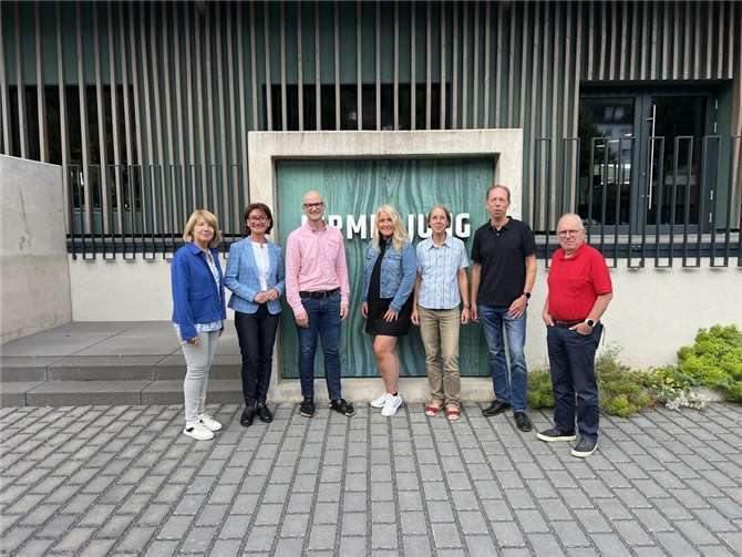 (v.l.) Rita Höppner, CDU-Fraktionsvorsitzende im Stadtrat Remagen, Petra Schneider, CDU-MdL, Professor Tobias Götz, Fa. PIRMIN JUNG, Herta Stiren, CDU-Stadtverbandsvorsitzende, Carmen Carduck, Andreas Köpping, Werner Jung, alle Mitglieder des CDU-Stadtverbandvorstandes, vor dem Firmengebäude in Remagen.  Foto: privat