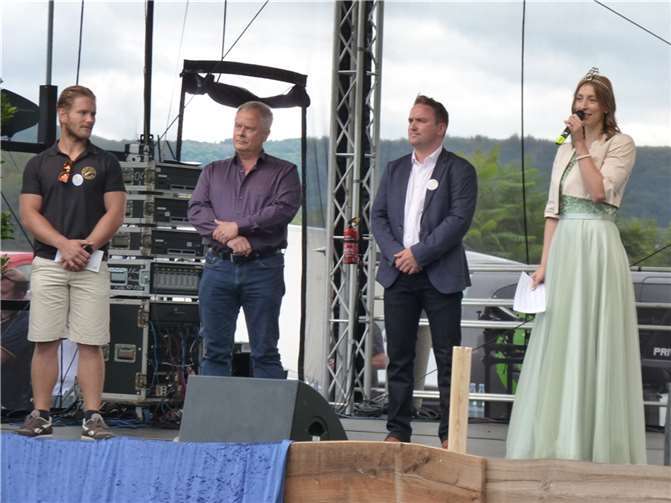 We came for you – wir sind für euch da v.l.: Robert Czapla, Markus Feix, Bürgermeister Marcel Caspers, Brunnenkönigin Elena I.