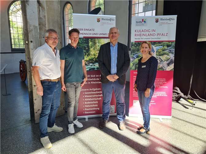 (v.l.) Robert Dewald vom Arbeitskreis Mühlsteinrevier RheinEifel, Projektmitarbeiter Florian Weber sowie Projektleiter Prof. Dr. Michael Klemm vom Institut für Kulturwissenschaft der Universität Koblenz und Svenja Schulze-Entrup ebenfalls vom Arbeitskreis Mühlsteinrevier RheinEifel.  Foto: privat