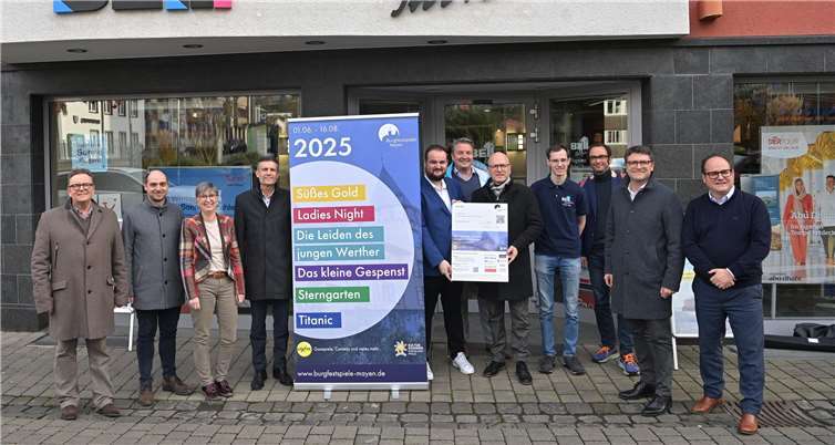 (v.l.) Rolf Hübner, Andreas Persie, Marion Beyl, Marco Pung, Kevin Stoye, Sebastian Eickhoff, Oberbürgermeister Dirk Meid, Phillipp Beyl, Alexander May, Oliver Engels und Christian Aigner.  Foto: Peter Seydel