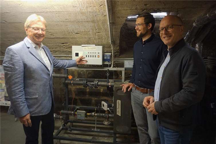 Fernwärme für das Godalminghaus (v.l.) Rolf Schäfer, Helge Lippert und Oberbürgermeister Dirk Meid freuen sich über den neuen Fernwärmeanschluss. Foto: Jacqueline Blang/Stadt Mayen