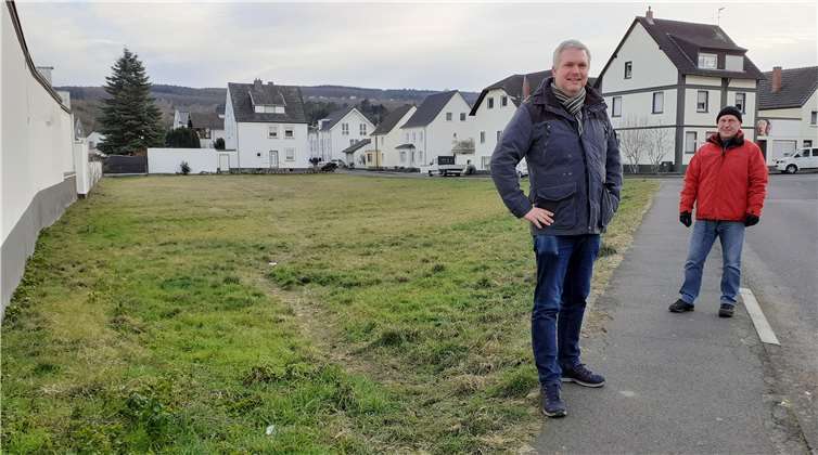 (v.l.) Ronny Wolf und Alfred Förner bei den potentiellen neuen Parkflächen an der Hochstadenstraße. Foto: privat