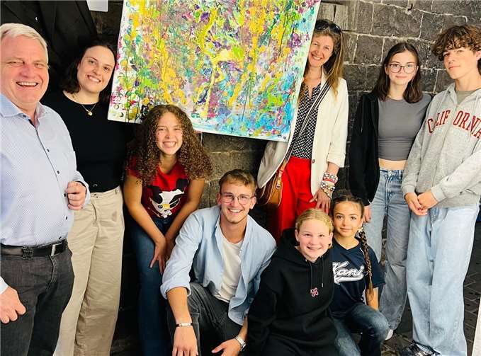 Shakespeare trifft Mayener Kunst (v.l.) Rudi Giering Scherer Autohaus, Michaela Hoffmann Künstlerische Leitung der Jugendgruppe und Andrea Grimm Künstlerin und PR-Managerin mit den Jugendschauspieler und Jugendschauspielerinnen der Burgfestspiele Mayen. Foto: j. Einig & S. Grimm Einig Unternehmensberatung GmbH