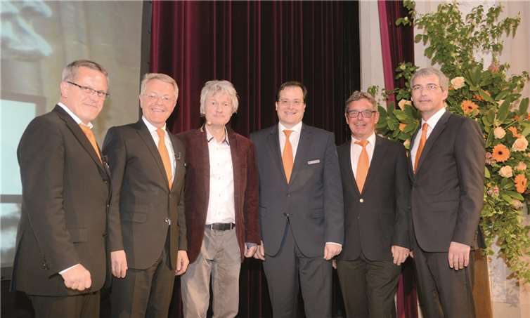 v.l Rudolf Mies, Elmar Schmitz, Kabarettist Jürgen Becker, Markus Müller, Walter Hoffmann, Sascha Monschauerbei der Vertreterversammlung der Volksbank im Kurhaussaal von Bad Neuenahr.RheinAhrEifel