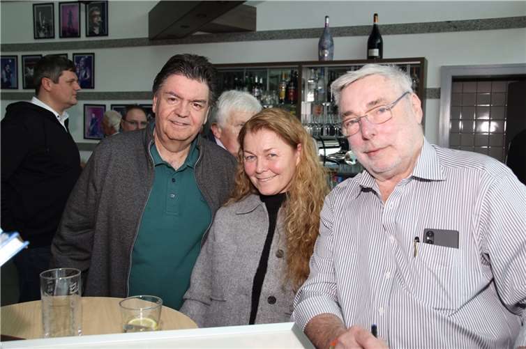 (v.l.) Rüdiger Hack und Autorin Ann-Iren Ossenbrink zusammen mit Jürgen Barth.