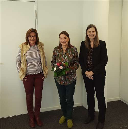 v.l.: Sabine Scheuer von der Stadtbibliothek, Gitta Rasche und Susanne Ott, Direktorin der Stadtbibliothek  Foto: Stadtbibliothek