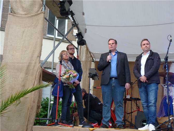 v.l. Sabine und Michael Liebsch, Bürgermeister Dr. Frank Gondert und Bürgermeister der VG Marcel Caspers. Foto: HE