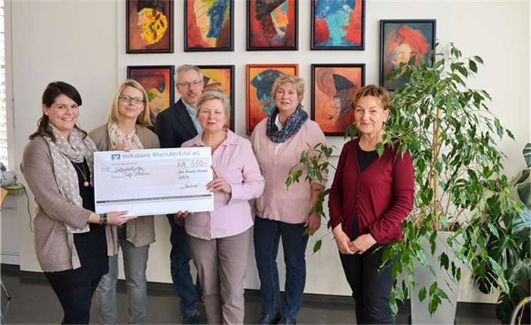 (v.l.) Sabrina Gieler und Gudrun Wolff überreichten die Spende in Form eines Schecks an Richard Stahl, Josefine Rakers, Angela Möger und Monika Müller. E.T. Müller