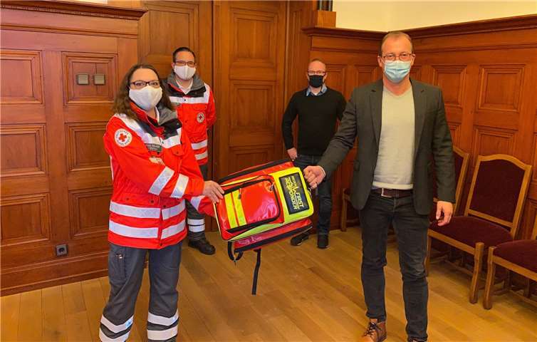 (v.l.) Sabrina Hilger und Christian Hilger (First Responder), Christopher Wittig (stv. Fachbereichsleiter/Teilbereichsleiter Sicherheit und Ordnung) und Jörg Lempertz (Bürgermeister der Verbandsgemeinde Mendig), bei der Übergabe des neuen Notfallrucksacks. Foto: VG Mendig