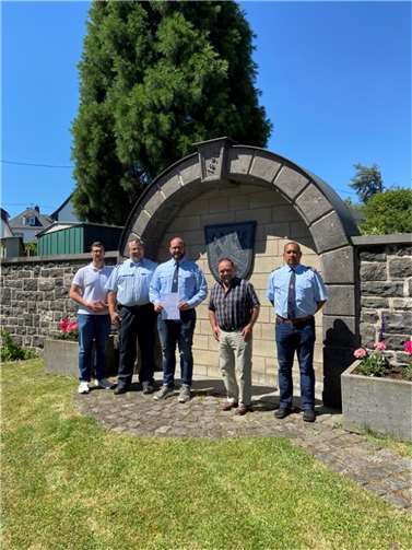 (v.l.) Sachgebietsleiter Alexander Röser, stellv. Wehrleiter Udo Mohr, Notfallseelsorger Stefan Köhler, Bürgermeister Alfred Schomisch und Haustens Wehrführer Benedikt Bell bei der offiziellen Einführung des neuen Notfallseelsorgers.  Foto: VG Vordereifel