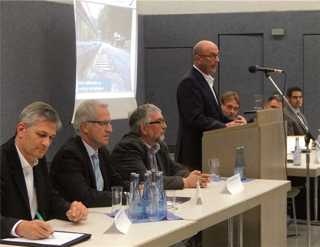 (v.l.) Sachgebietsleiter Stephan Kaufmann, MdL Josef Dötsch (CDU), Sachgebietsleiter Karl-Rudolf Goergen, Bürgermeister Michael Kessler (stellte das Projekt vor), Dipl.-Ing. Bernd Hölzgen, der Leiter der Fachgruppe Projektmanagement Axel Erikson und Bauingenieur Heiko Lichtenhagen. GM