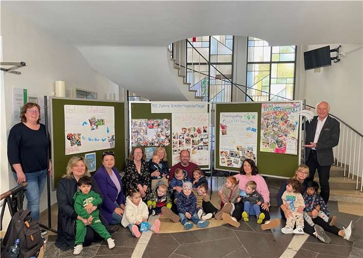 Aktion der Kindertagespflege (v.l.) Sandra Dietrich- Fuchs, Marina Tscherkaschin, Elvira Erofeev, Tanja Wagner, Anita Mohr, Freddy Krüger, Sabine Schäfer- Nell, Kirsten Vogler und Bernhard Mauel. Foto: Sarah Gördes / Stadt Mayen
