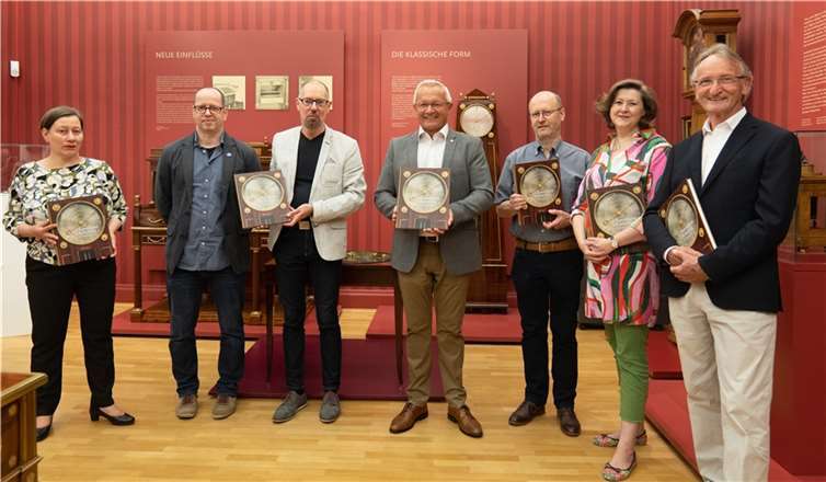 (v.l.) Sandra Meifarth (Gestaltung/Layout), Dr. Jens Kremb (Universität Bonn), Museumsdirektor Bernd Willscheid, Landrat Achim Hallerbach, Ian D. Fowler (Uhrenrestaurator und Mitautor), Dr. Melanie Doderer-Winkler (Lektorat und Übersetzung) und Wolfgang Thillmann (Fotografien und Lektorat).  Foto: Roentgen-Museum Neuwied