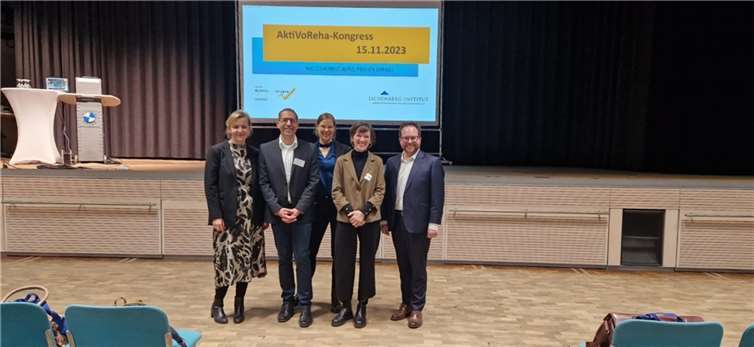 (v.l.) Sandra Schumacher (GF Jobcenter Landkreis Mayen-Koblenz), Dennis Spoden (GF Eichenberg Institut), Christina Braun und Iwona Engers (Projekt AktiVoReha), Pascal Badziong (erster Kreisbeigeordneten der Kreisverwaltung Mayen-Koblenz).