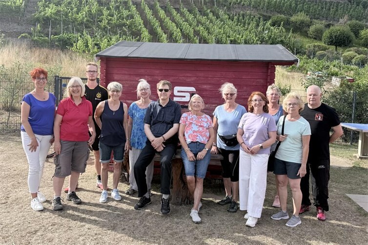 v.l. :Sandra Sebastian-Berthel, Anneliese Baltes und Susanne Müller (4.v.r.) mit der Qigong- Gruppe im JuMa Stadion, Mayschoß